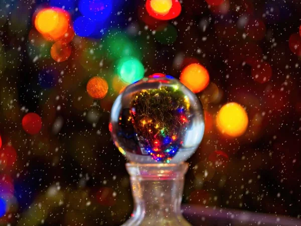 Bola Cristal Contra Luzes Natal Desfocadas Com Queda Neve — Fotografia de Stock