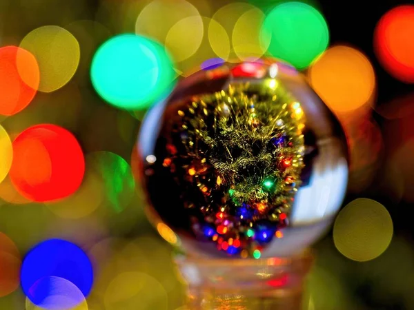 Bola Cristal Contra Luzes Natal Desfocadas — Fotografia de Stock