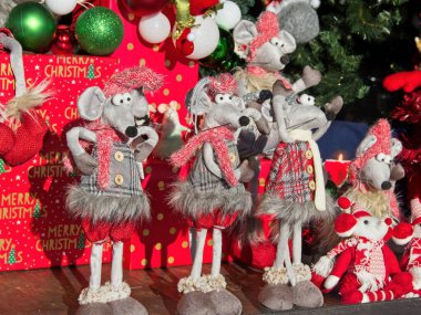 Mağaza vitrinindeki oyuncakların ve dekorasyonların parlak renkli Noel gösterisi