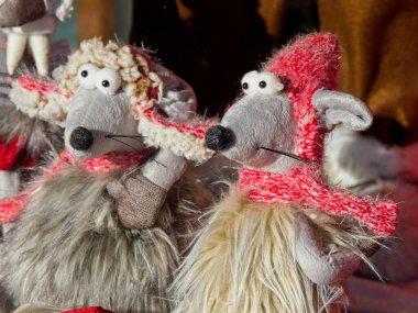 Mağaza vitrinindeki oyuncakların ve dekorasyonların parlak renkli Noel gösterisi