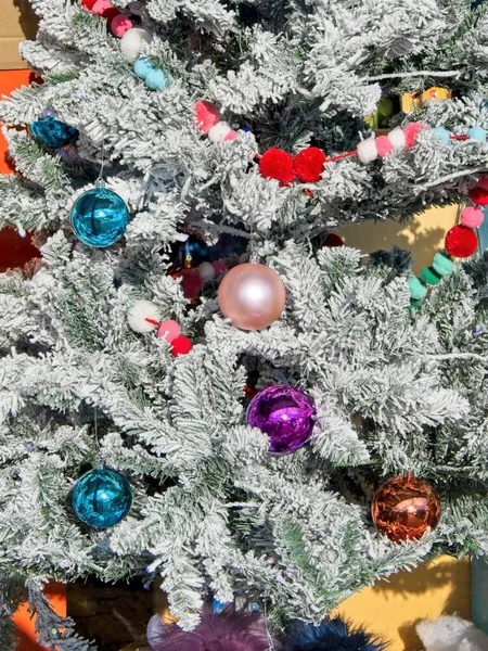 Ljus Färgstark Julvisning Leksaker Och Dekorationer Skyltfönstret — Stockfoto