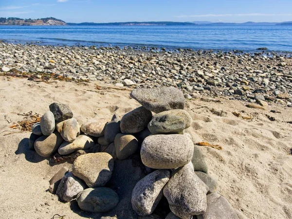 ビーチで岩で構成されたInukshuk彫刻 — ストック写真