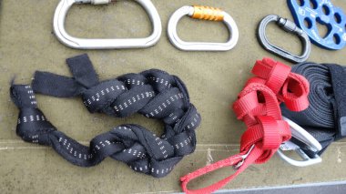 Kaya tırmanış teçhizatı bir yüzeye serildi.