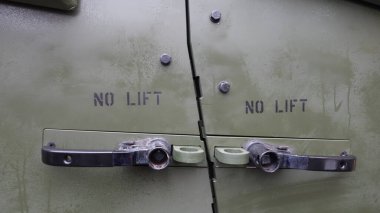 'Kaldırma Yok' uyarısı ile endüstriyel metal panel.