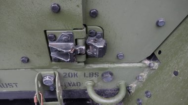 Askeri araç zırh kaplamasına yakın çekim.