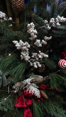 Süslü ve yeşillikli Noel ağacı