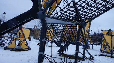 Tırmanış yapılarıyla karla kaplı oyun sahası