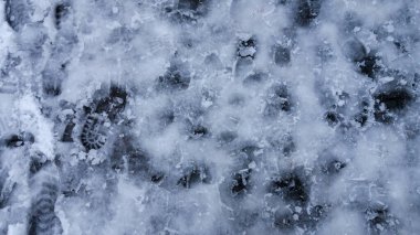 Karla kaplı buz yüzeyindeki ayak izleri..