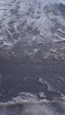 Eriyen karla sulu kış yolu