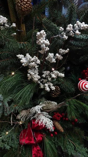 Süslü ve yeşillikli Noel ağacı