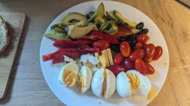 Yumurta ve taze sebzeli sağlıklı bir kahvaltı..