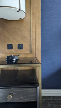 Modern otel odasının içi gösterişli dekorlarla dolu..