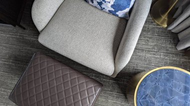 Rahat mobilyaları olan modern oturma odası..