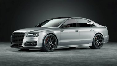 Stüdyoda gümüş renkli lüks sedan.