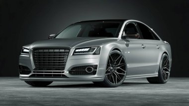 Loş bir ortamda lüks bir sedan..