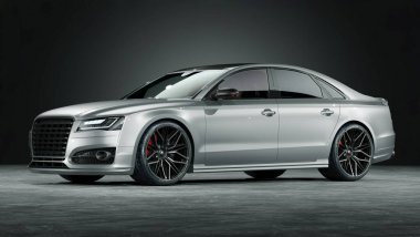 Gösterişli bir stüdyo ortamında zarif gümüş renkli lüks bir sedan..