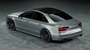 Renkli camları olan parlak gümüş renkli bir sedan.