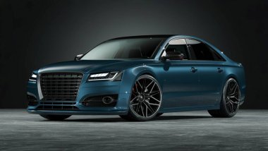 Stüdyoda lüks, koyu mavi bir sedan..