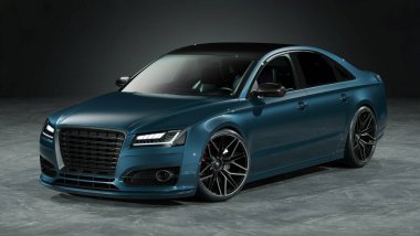 Koyu arkaplanda parlak mavi sedan..