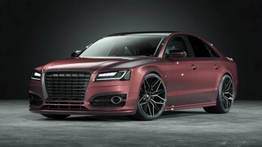 Loş bir stüdyoda lüks bir sedan.