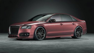 Gösteride lüks kırmızı sedan.