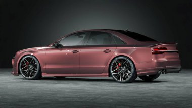 Siyah alaşımlı, parlak, lüks bir sedan.