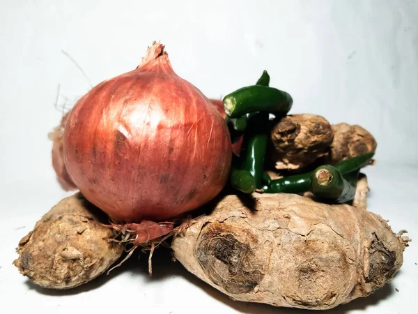 Taze zencefil, soğan ve yeşil biber.