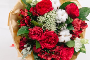 Kırmızı buket gül, pamuk, alstroemeria ve brunia