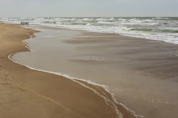 Fale na piaszczystej plaży. — Zdjęcie stockowe