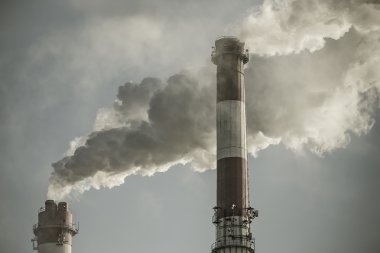 Dramatik bulutlar duman ile büyük bacalar.