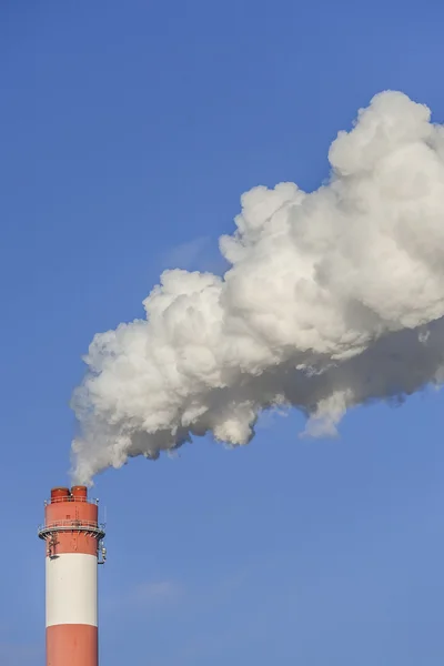 Gran chimenea con nubes dramáticas de humo . — Foto de Stock