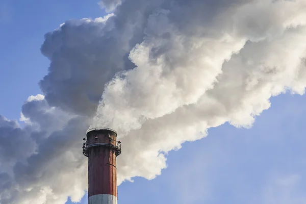 Gran chimenea con nubes dramáticas de humo . — Foto de Stock