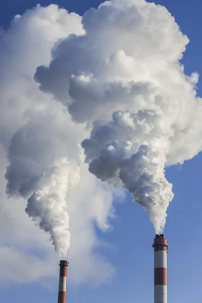 Grandes chimeneas con nubes de humo dramáticas . — Foto de Stock