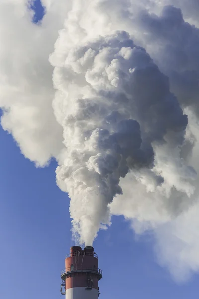 Gran chimenea con nubes dramáticas de humo . — Foto de Stock