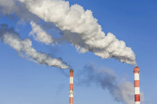 Grandes chimeneas con nubes de humo dramáticas . — Foto de Stock