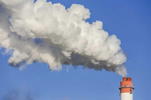 Grandes chimeneas con nubes de humo dramáticas . — Foto de Stock