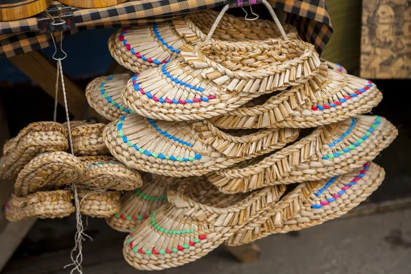 Traditionele stro schoenen. — Stockfoto