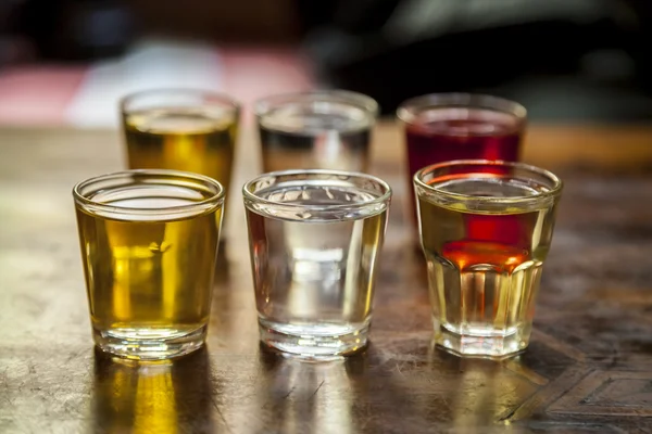 Shot glazen wodka op een houten tafel — Stockfoto