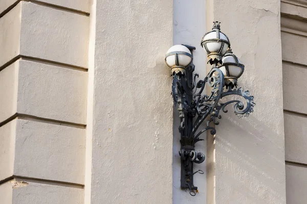 Vieille lanterne sur le mur du bâtiment. — Photo