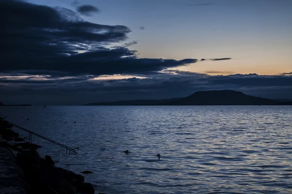 Puesta de sol sobre el lago, nubes dramáticas . — Foto de Stock