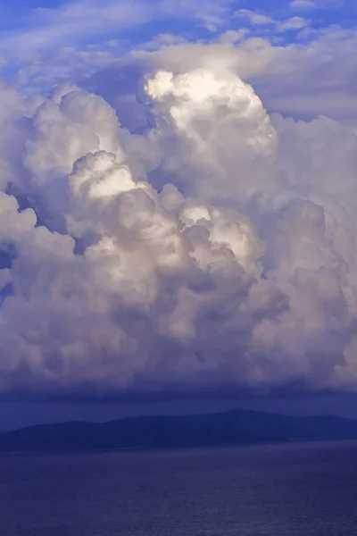 Nuvens dramáticas sobre o mar . — Fotografia de Stock