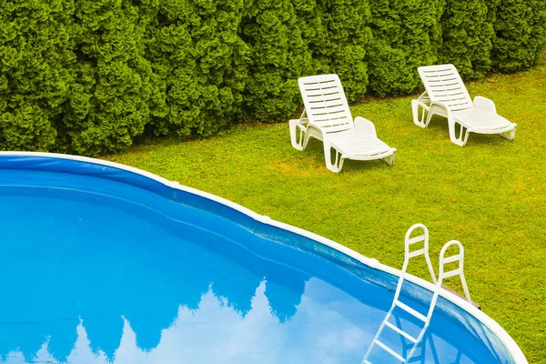 Piscina no jardim. — Fotografia de Stock