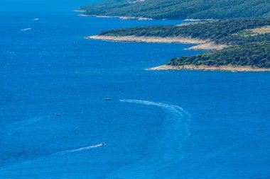 Dalgalar bir teknede iz.