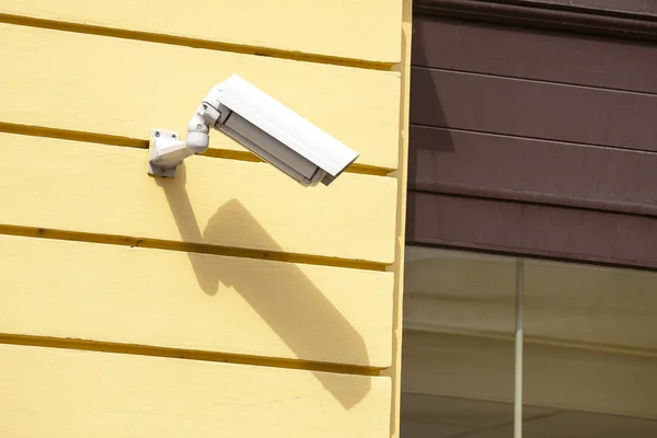 Cámara de seguridad en una pared. — Foto de Stock