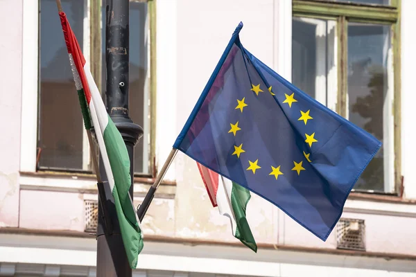 Bandera de la Unión Europea y bandera de Hungría . — Foto de Stock