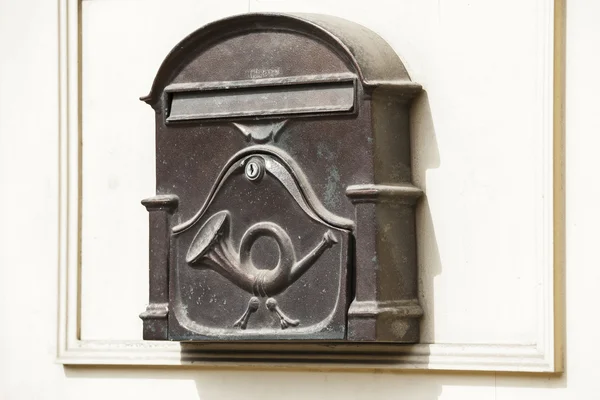 Boîte aux lettres dans l'ancien style . — Photo