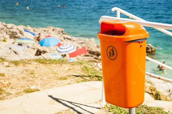 Papperskorgen kan nära havsstranden. — Stockfoto