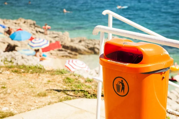 Papperskorgen kan nära havsstranden. — Stockfoto