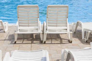 Havuz kenarında şezlong.