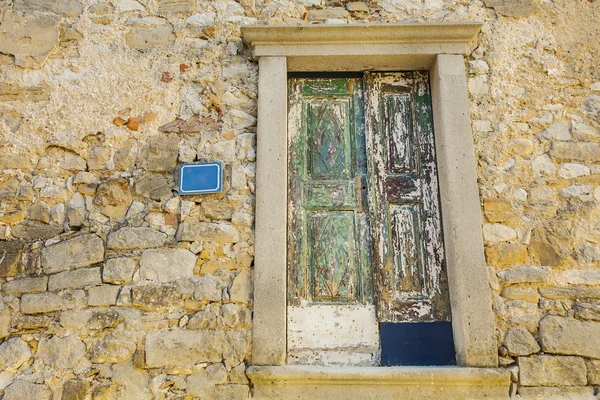 De ingang van het oude huis. — Stockfoto